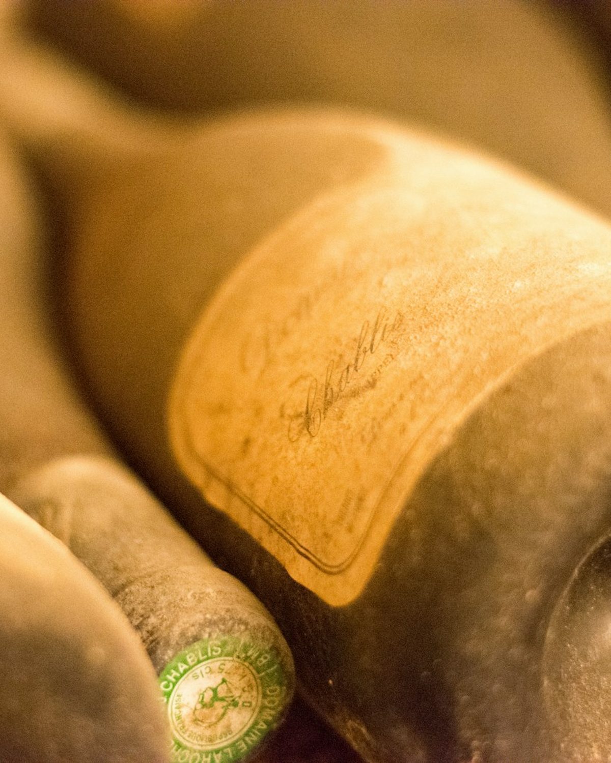 Un corcho extraído de una botella antigua, con la línea que ha dejado el vino