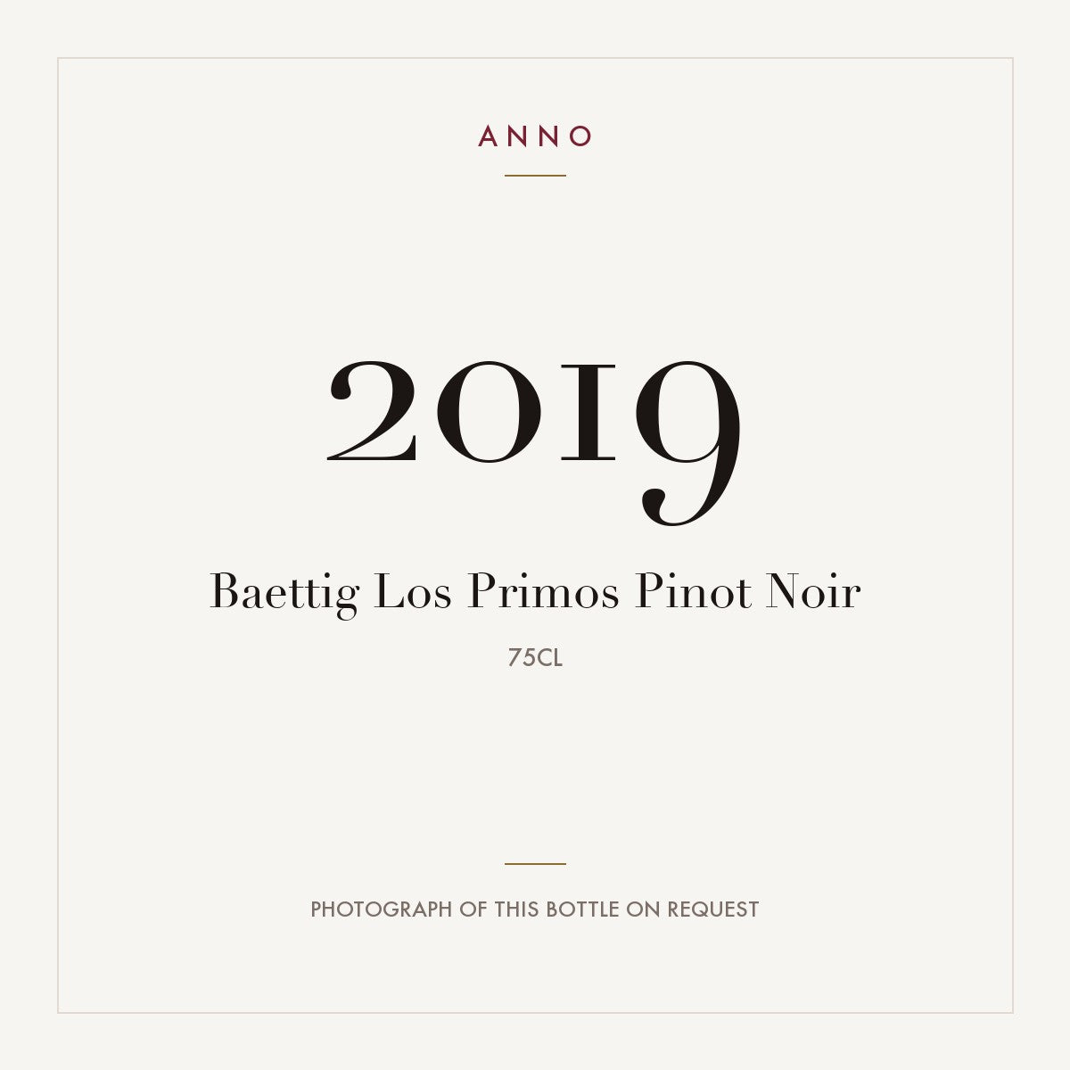 Baettig Los Primos Pinot Noir 2019 0,75l — cartão de colheita ANNO; fotografia da garrafa real disponível a pedido